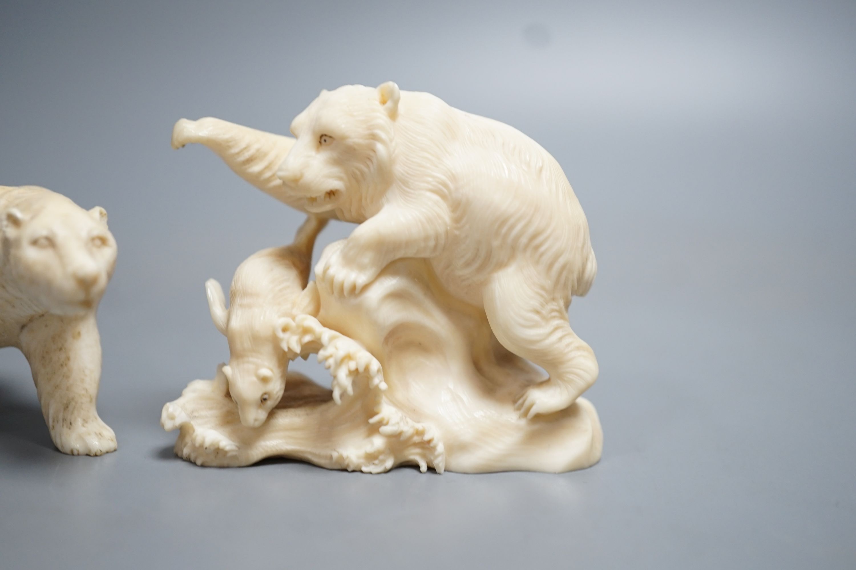 Two Japanese ivory models of bears, Meiji period 8cm